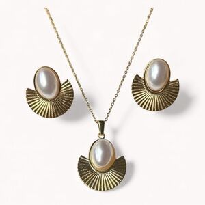 Gold Fan Pearl Jewelry Set – Necklace & Earrings – Stainless Steel